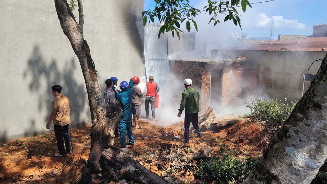 Sau tieng no, phat hien nguoi dan ong tu vong trong nha ve sinh hinh anh