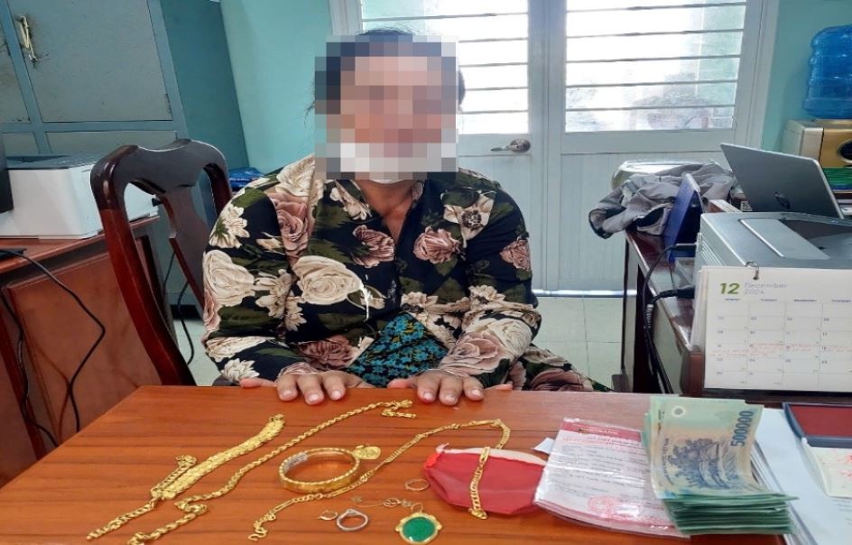 Trom luong lon tien, vang dem chon chuong ga hinh anh