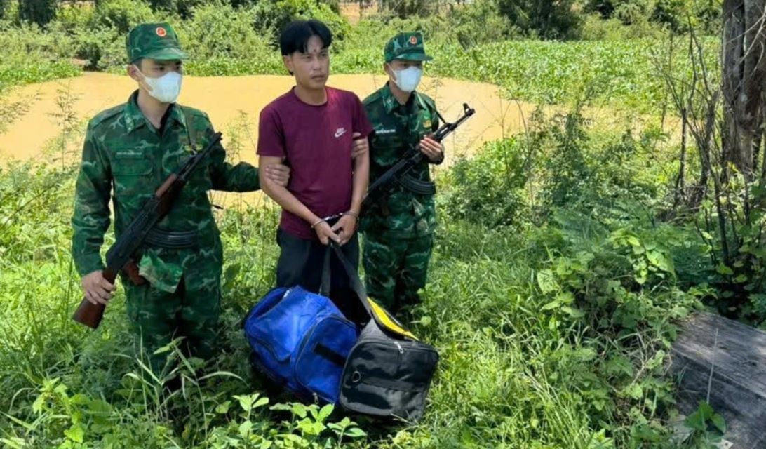 Tu hinh doi tuong mang 25 kg ma tuy boi qua song bien gioi hinh anh