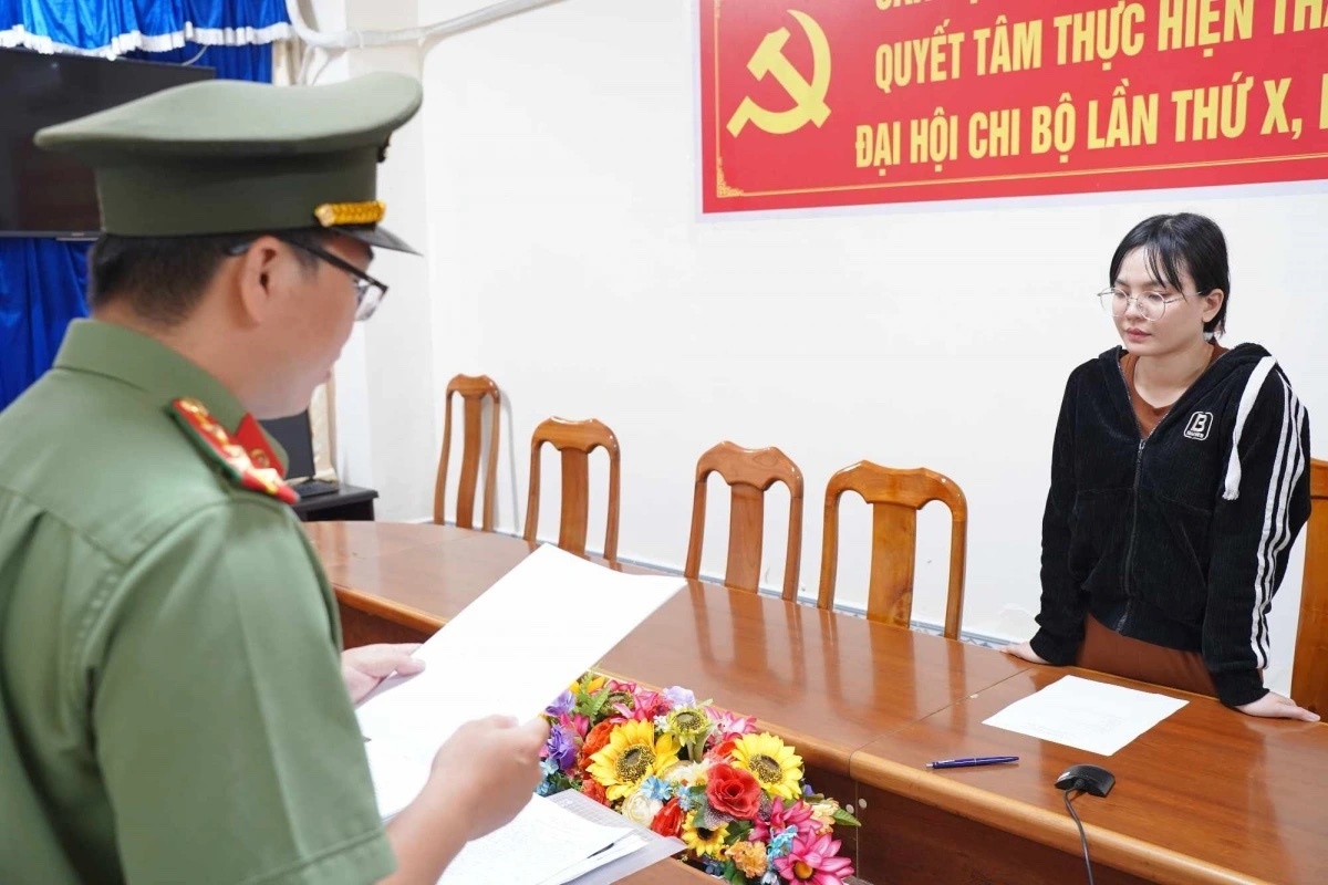 Cong an Ca Mau bat doi tuong truy na dac biet hinh anh