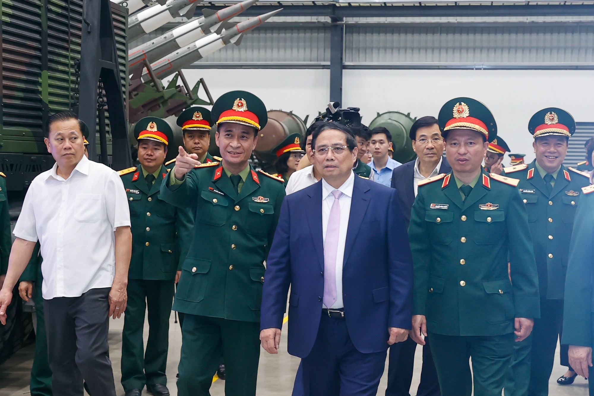 cong nghiep Quoc phong anh 3