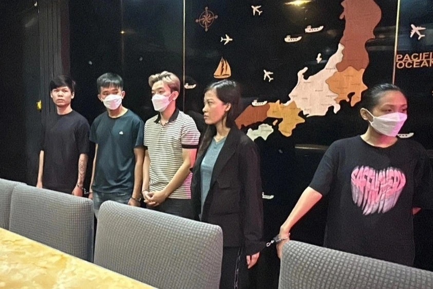 Chu va nhan vien nha hang o quan 1 hanh hung, lot quan ao khach hinh anh