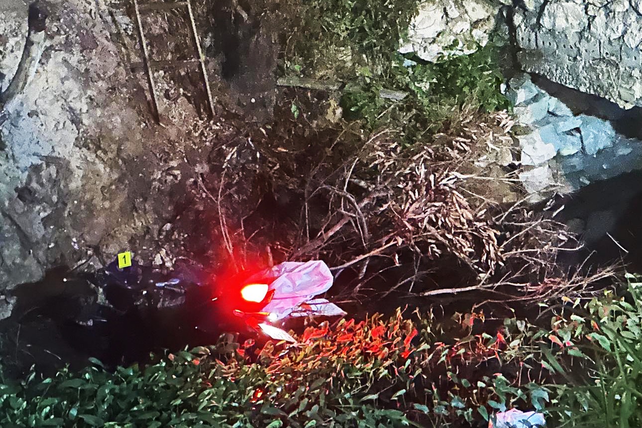 Xe may lao xuong muong anh 1