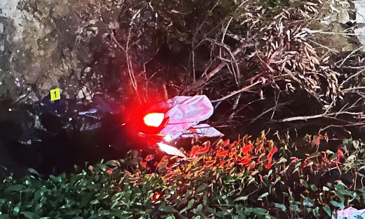 Xe may lao xuong muong o Ha Noi, 3 nguoi trong mot gia dinh tu vong hinh anh