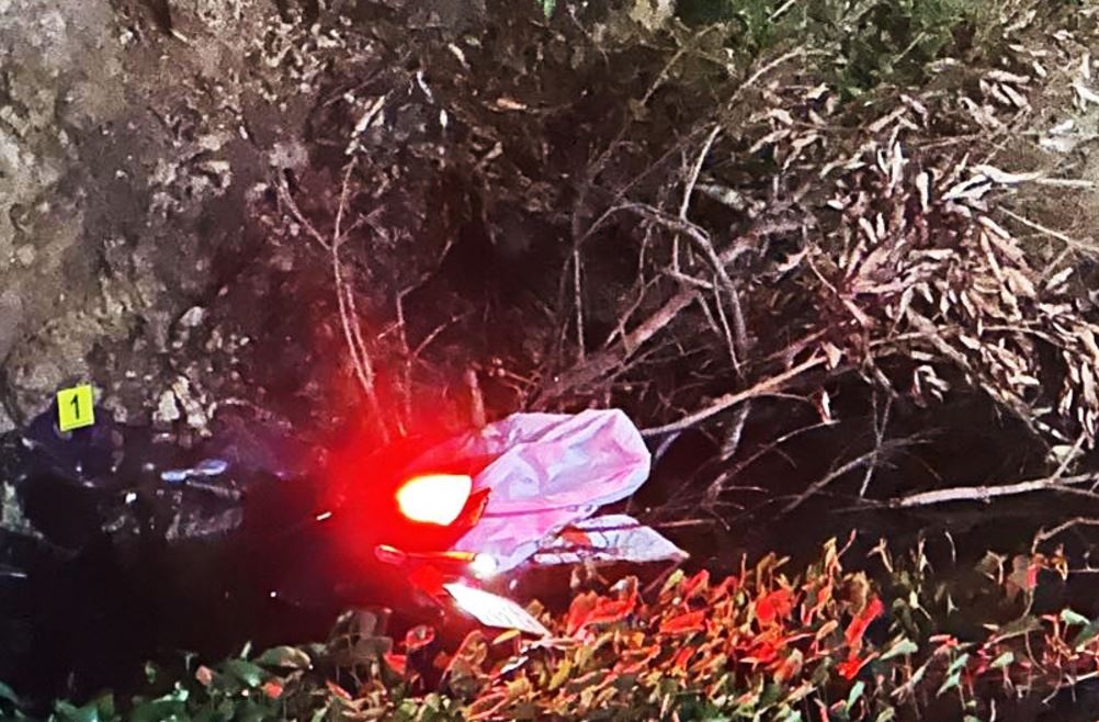 Ca 4 nguoi trong gia dinh tu vong khi xe may lao xuong muong o Ha Noi hinh anh