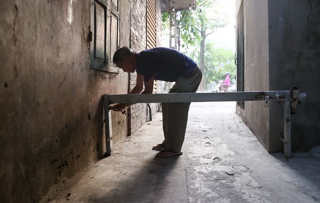 Dan lap barie ngan xe vao ngo o Ha Noi de chan vi pham giao thong? hinh anh