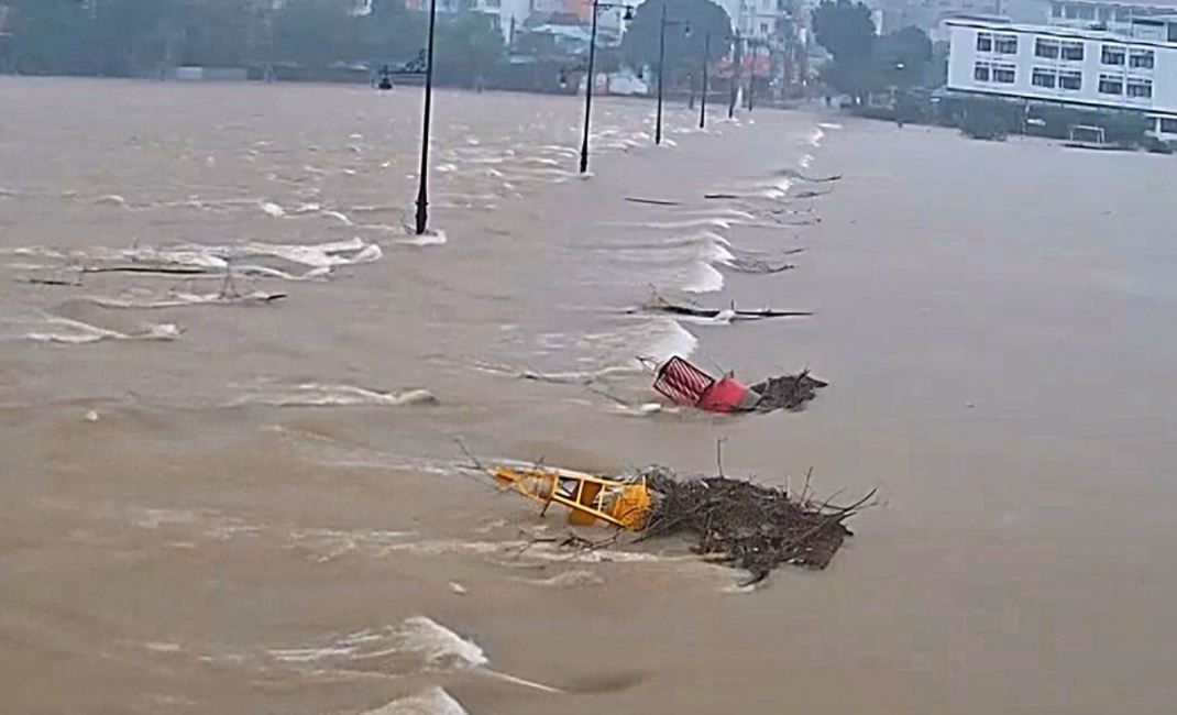 Lu dang nhanh, hon 290.000 hoc sinh tinh Thua Thien-Hue nghi hoc hinh anh