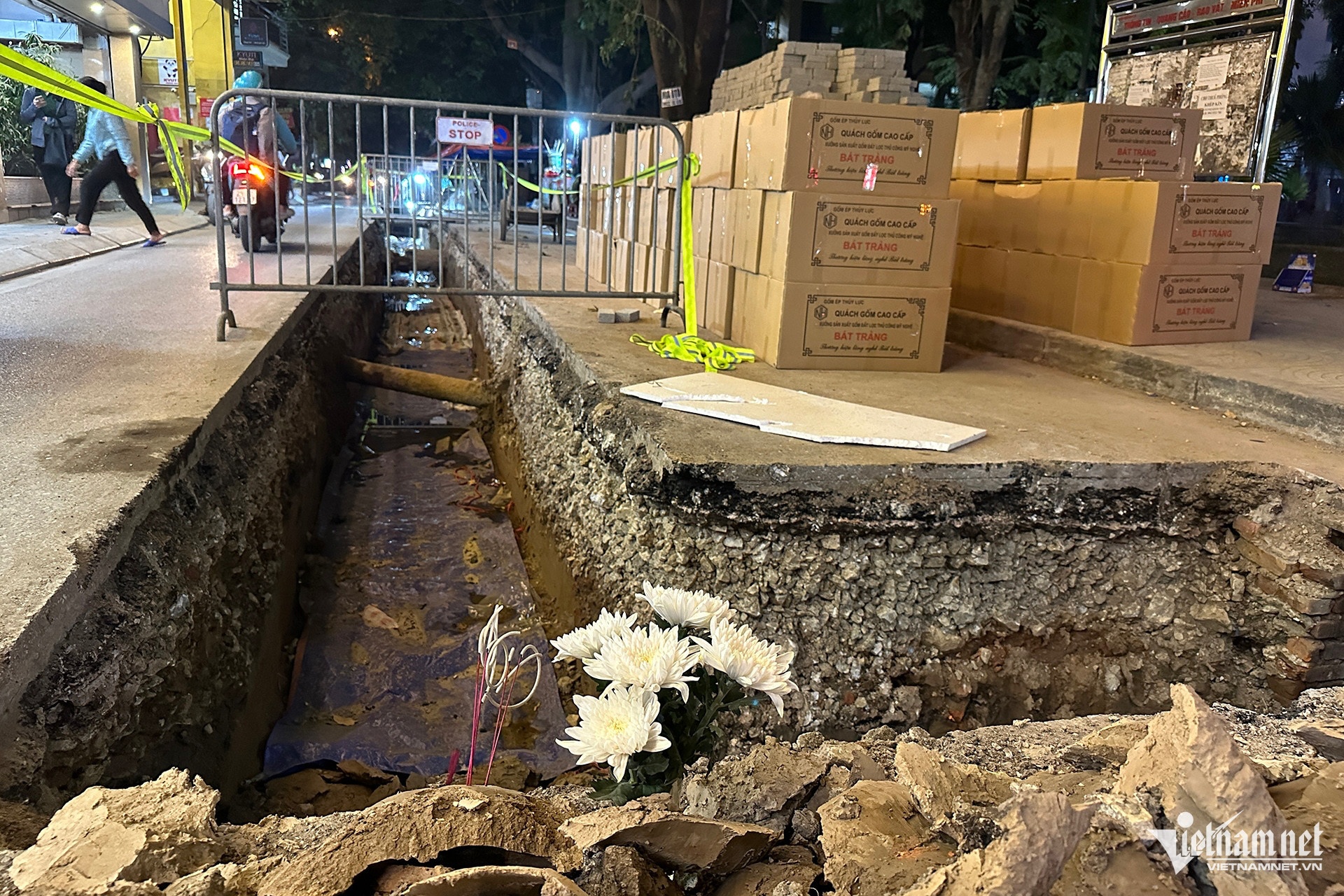 Ha Noi: 200 bo hai cot o pho Tay Son tren nen nghia trang ap Thai Ha hinh anh