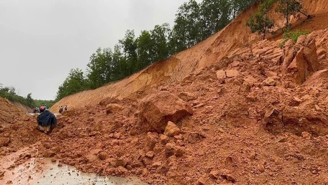 Sat lo dat nghiem trong xuong duong o Binh Dinh, giao thong ach tac hinh anh