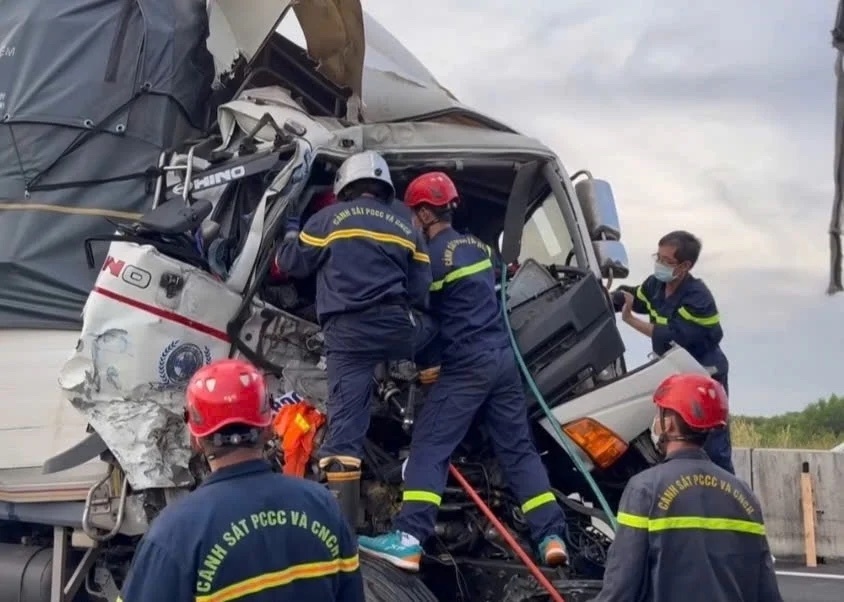 Tai nan tren cao toc Phan Thiet - Dau Giay, tai xe mac ket trong cabin hinh anh