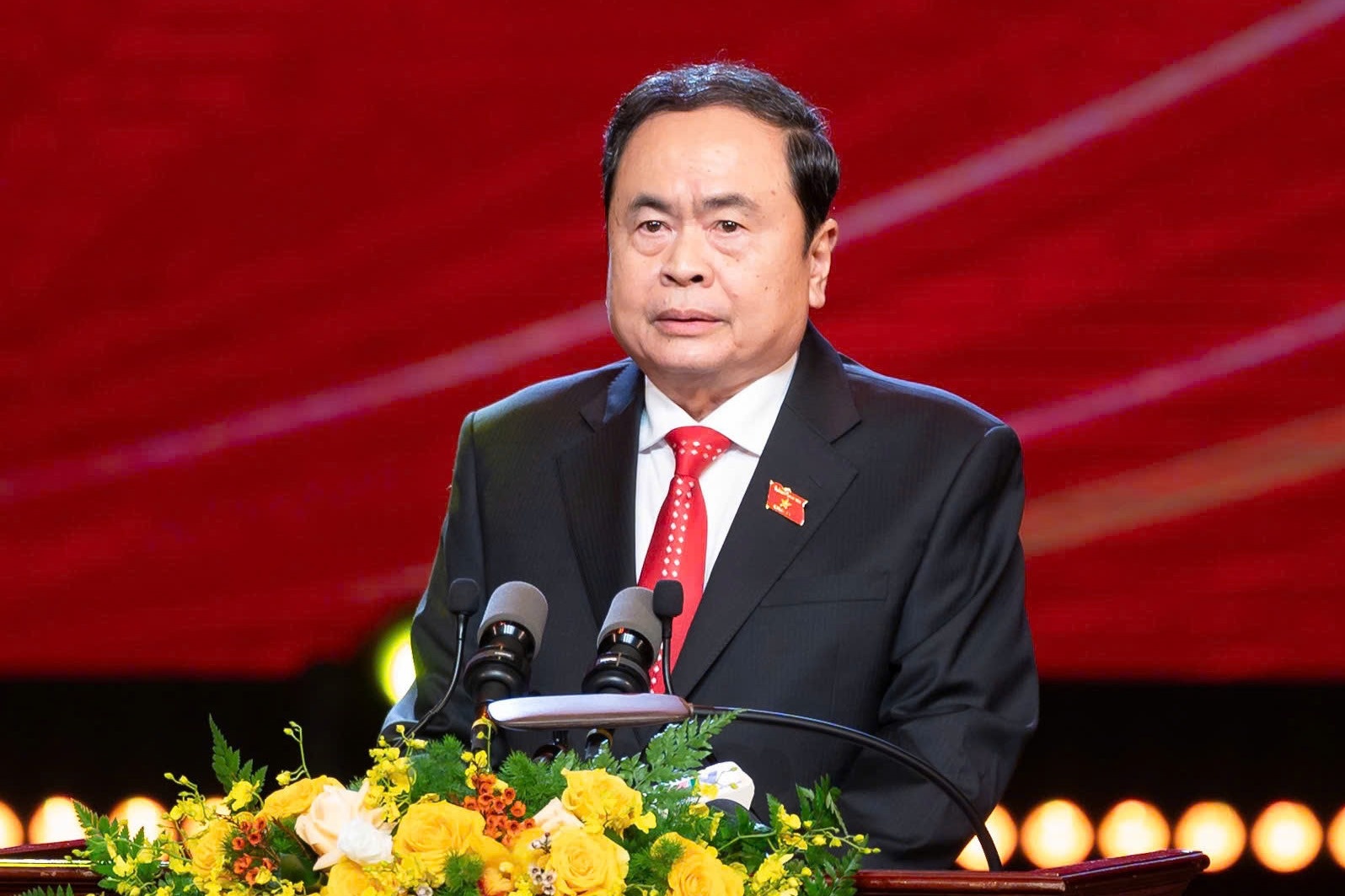 Nha bao voi tam sang, but sac, dong hanh cung Quoc hoi hinh anh