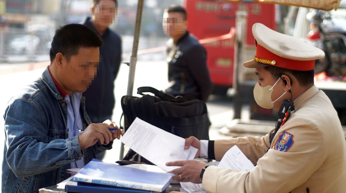 Nhieu tai xe xe nhan trat phat truoc Tet hinh anh