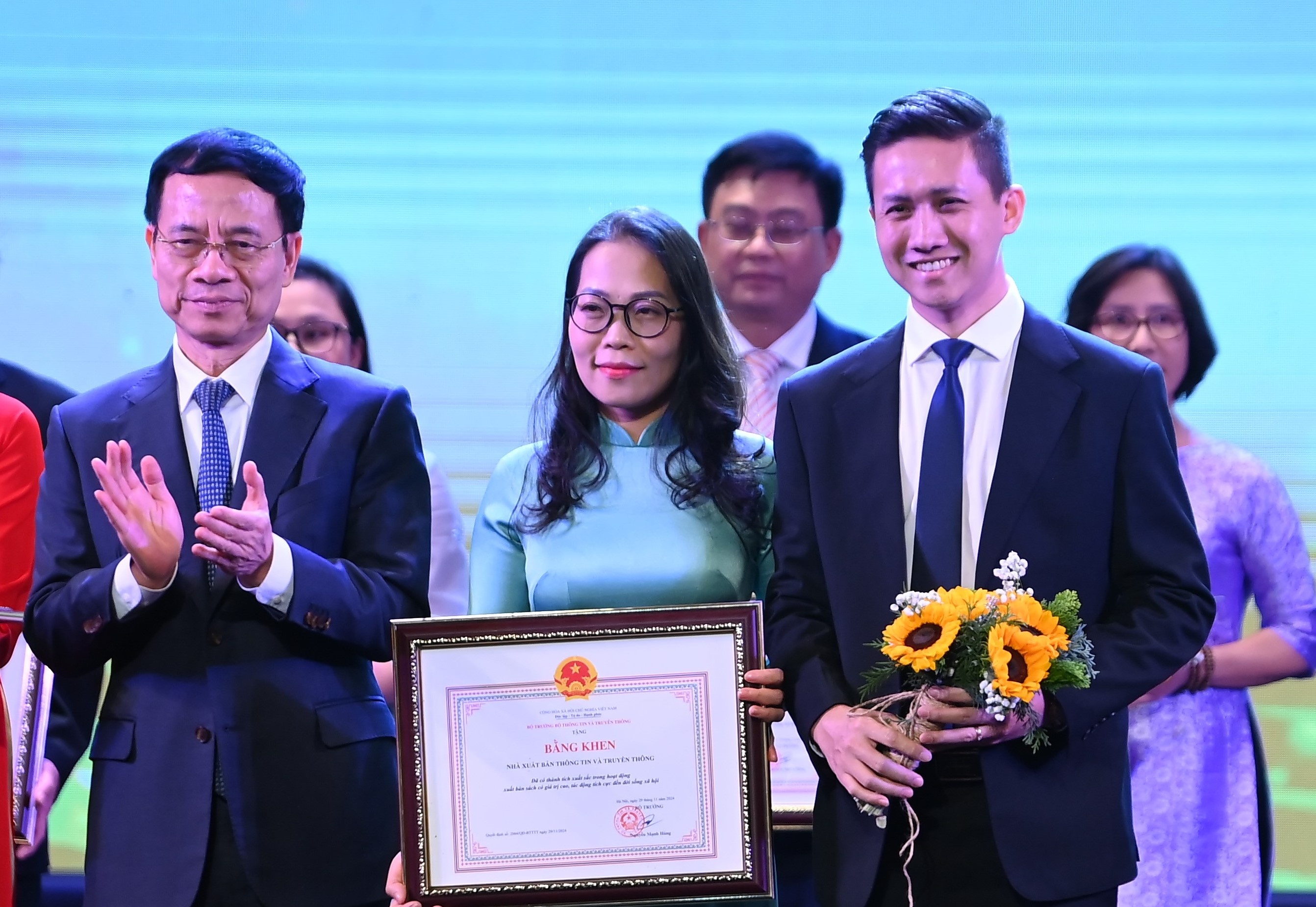 Khen thuong don vi lam bo sach co luong phat hanh lon hinh anh