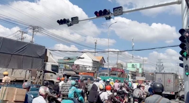 Thong tin den xanh chuyen sang do dot ngot gay tai nan la khong dung hinh anh