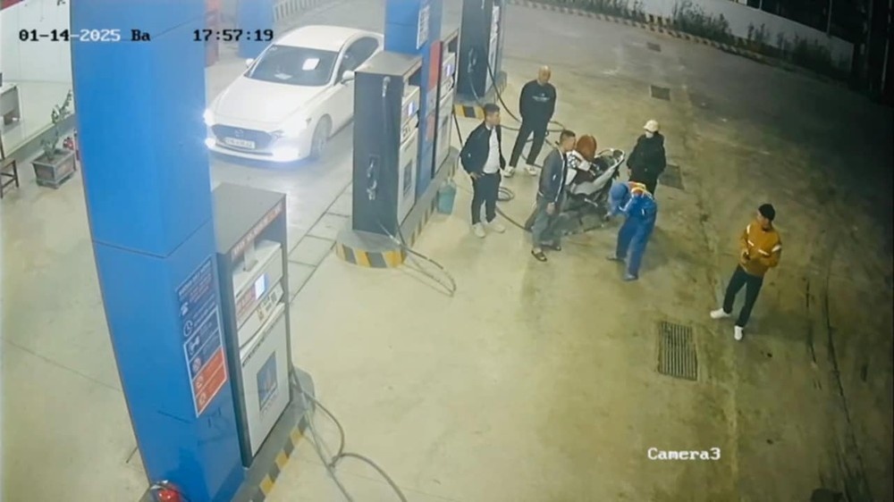 Danh nhan vien cay xang anh 1