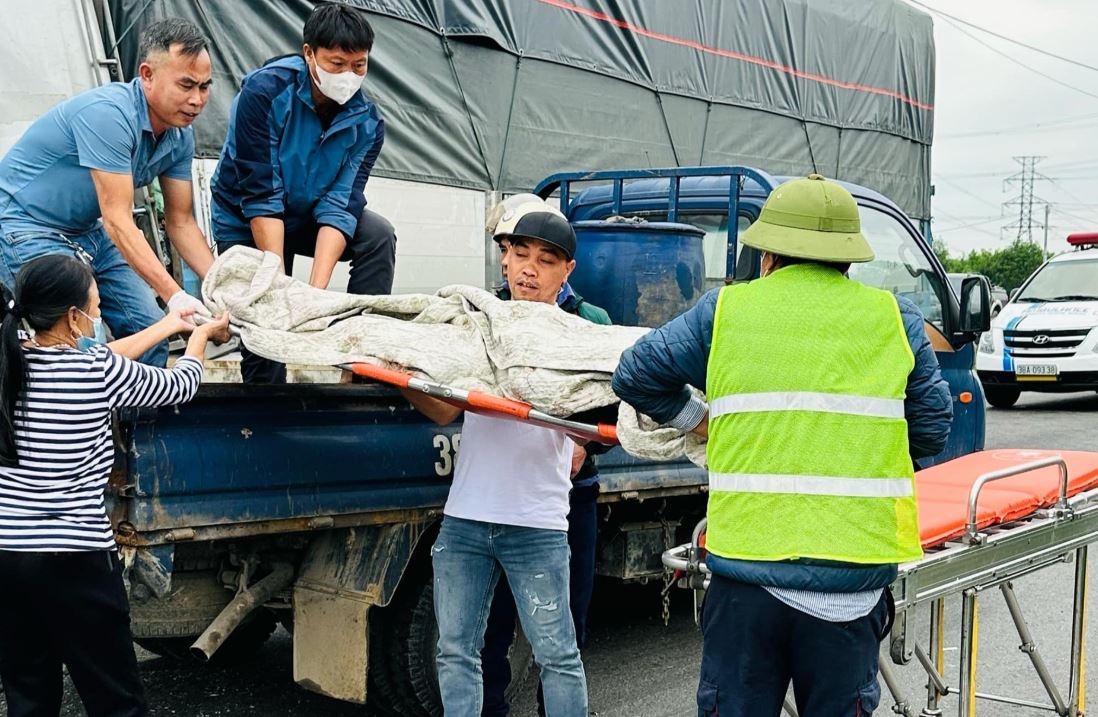 Tong duoi xe dau keo, tai xe oto tai tu vong hinh anh