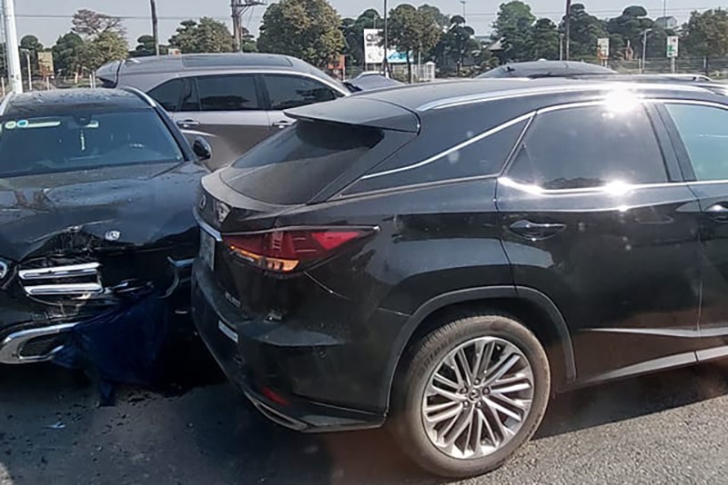 Xe container dam 6 oto con o Ha Noi hinh anh