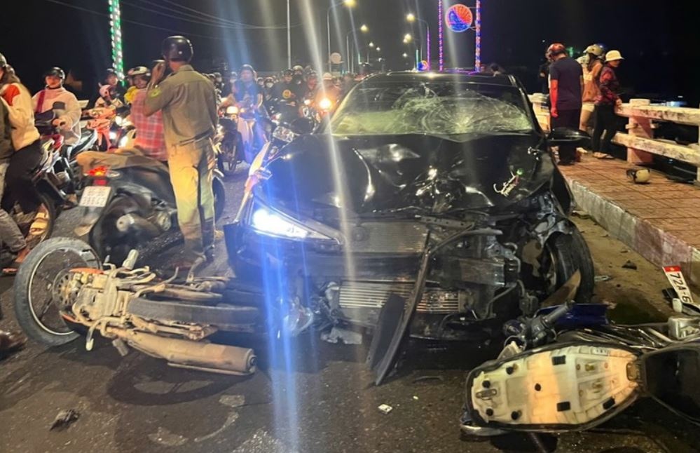 Tam giu tai xe oto 'lua' 3 xe may tren cau Tan Ly hinh anh