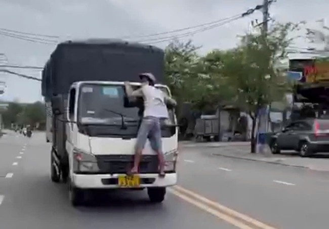 Nguoi dan ong bam dau xe tai dang chay o Thu Duc hinh anh