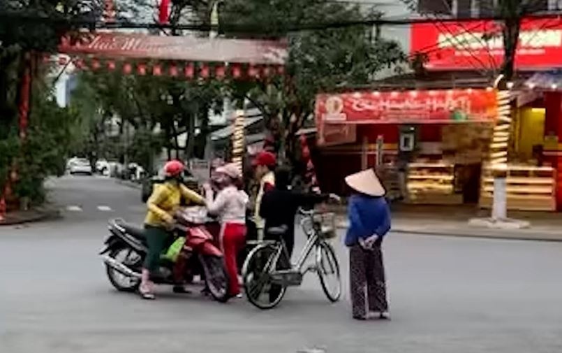 Nhom phu nu vo tu dung xe 'buon chuyen' giua duong: Tuy tien nguy hiem hinh anh