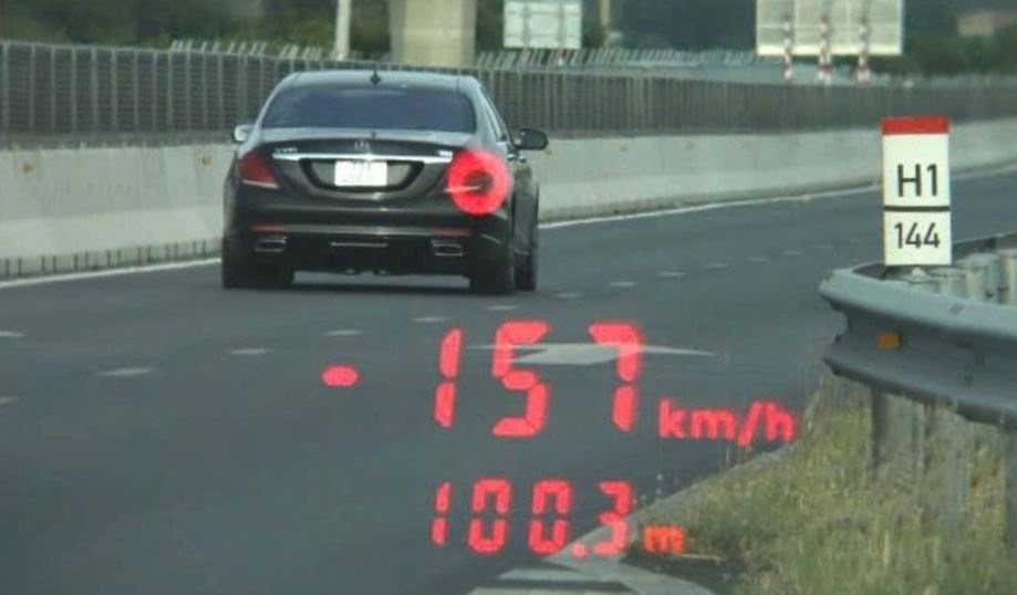Phat tai xe 'lieu mang' chay xe 157 km/h hinh anh