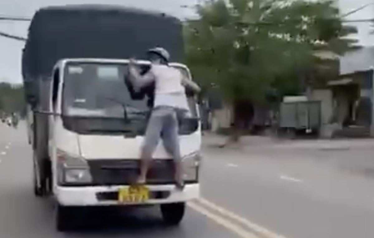 Lam ro clip nguoi dan ong bam dau xe tai lao tren duong o TP.HCM hinh anh