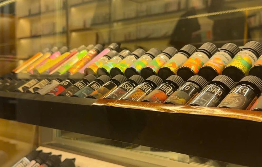 Bao dong hoc sinh hut thuoc la dien tu hinh anh