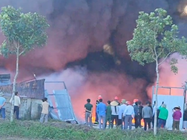 Chay xuong mua ban phe lieu, cot khoi den cao hang chuc met hinh anh