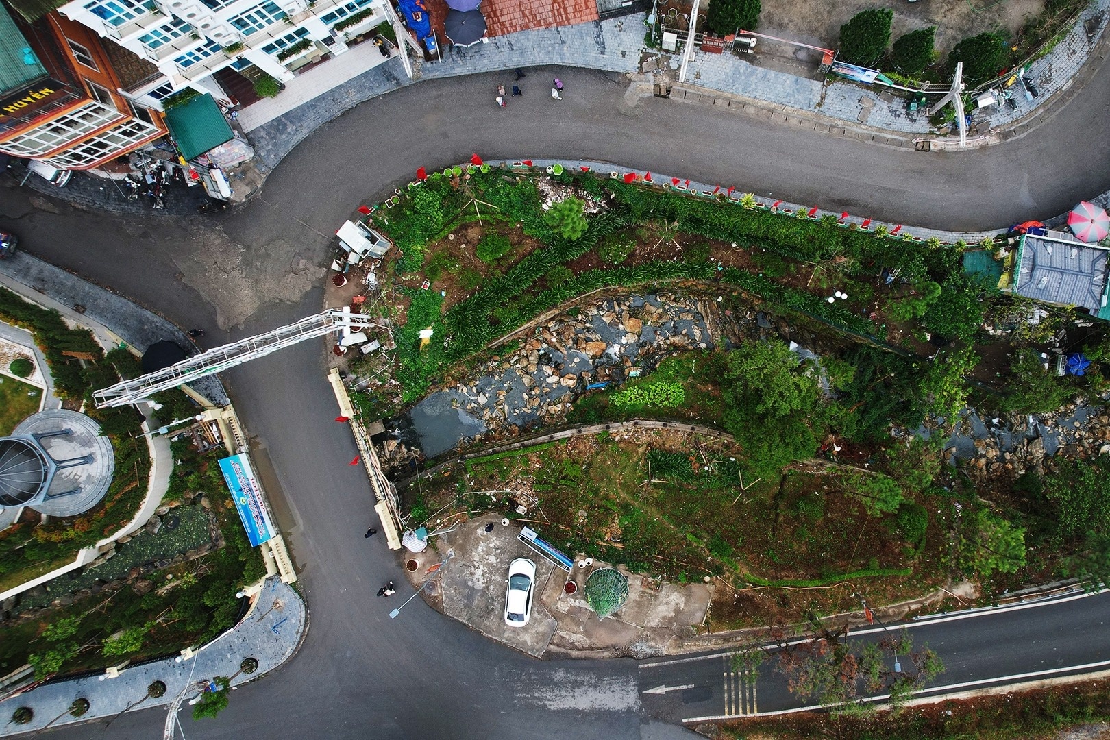 Canh o nhiem kho tin o con suoi uon quanh dinh nui Tam Dao hinh anh