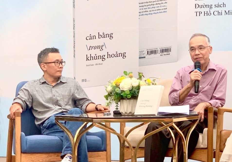 'Can bang trong khung hoang': Cuoc doi thoai qua 300 trang email hinh anh