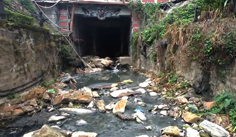 Suoi Mo doan chay qua Tam Dao o nhiem nang, boc mui hoi thoi hinh anh