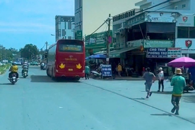 Bat hai tai xe ruot danh nhan vien xe khach truoc cong vien tai TP.HCM hinh anh