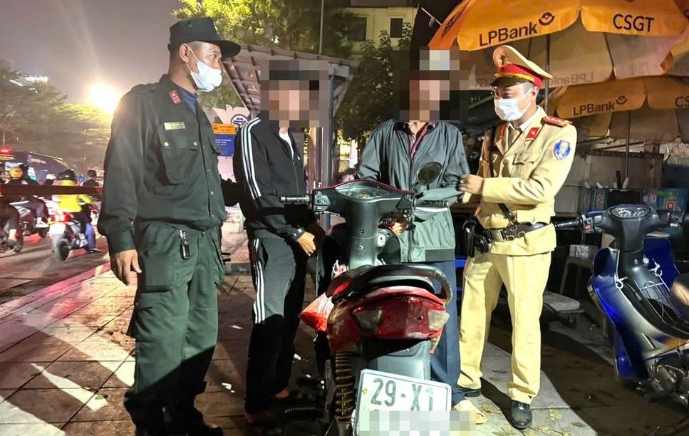 Vua trom xe lien bi to canh sat dac biet bat giu hinh anh