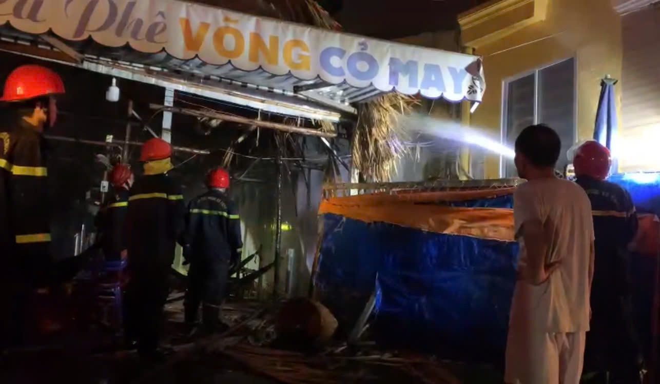 Dap cua danh thuc nguoi dan ong trong quan ca phe chay lon o TP.HCM hinh anh