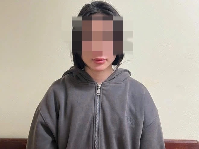 Co gai trom iPhone o quan bun gay xon xao mang xa hoi hinh anh