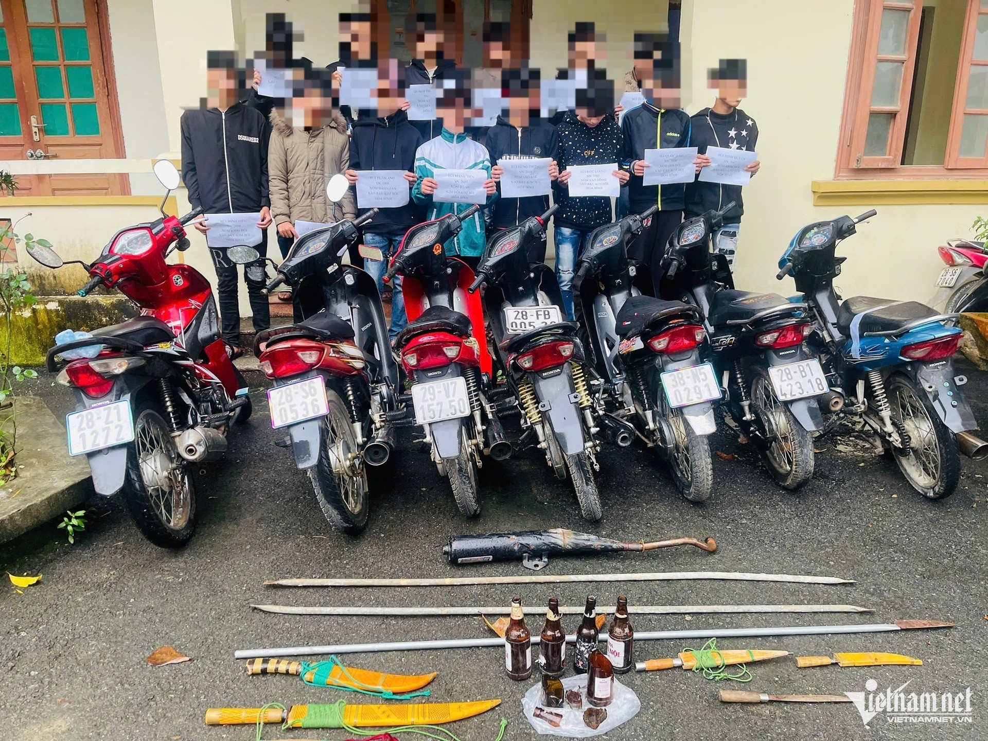 thanh nien gay roi anh 1