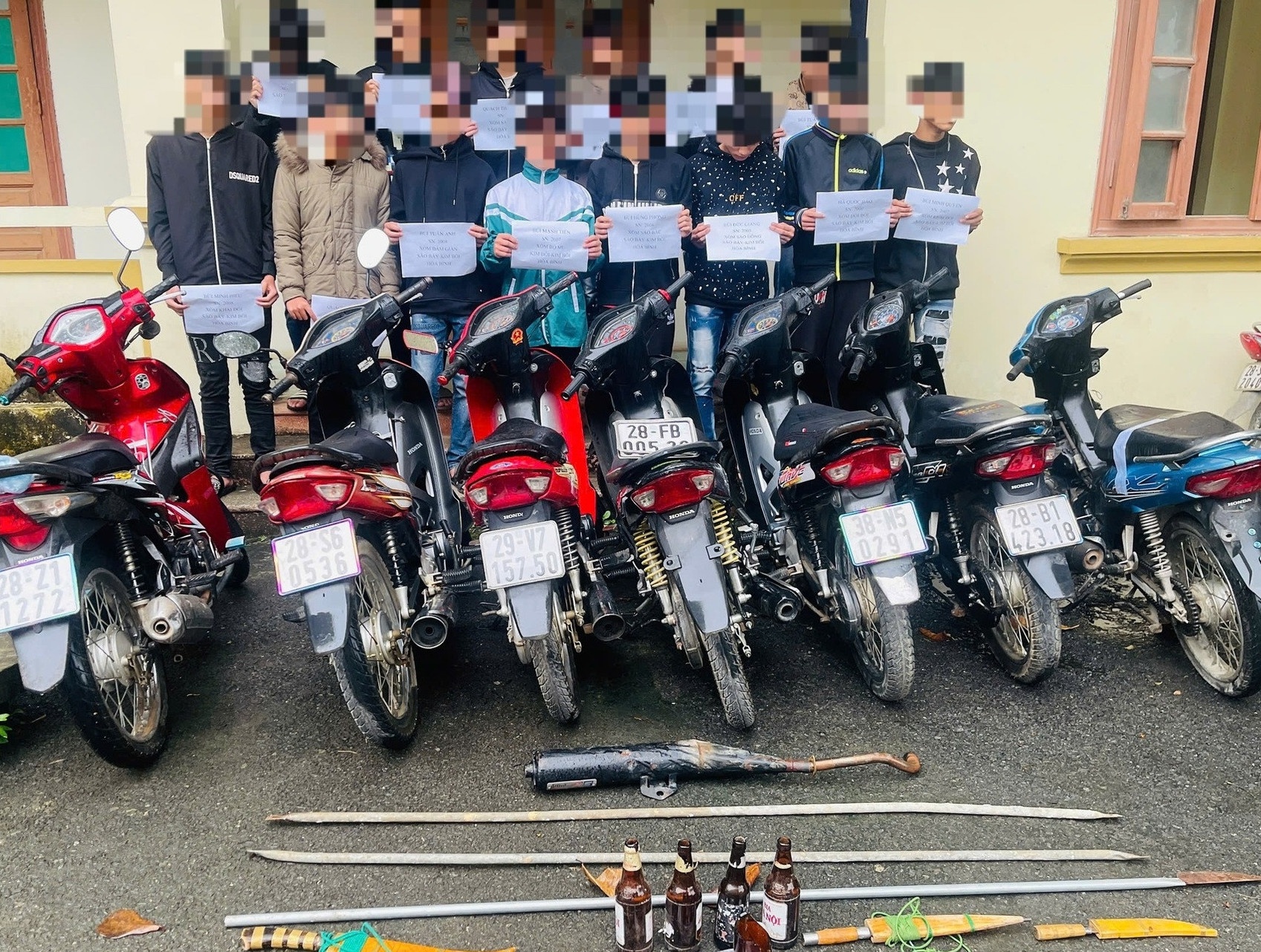 16 thanh thieu nien mang dao phong lon gay roi trong dem hinh anh