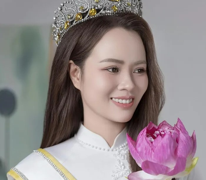 Nhan sac nu Giam doc cong ty sach vua dang quang hoa hau hinh anh