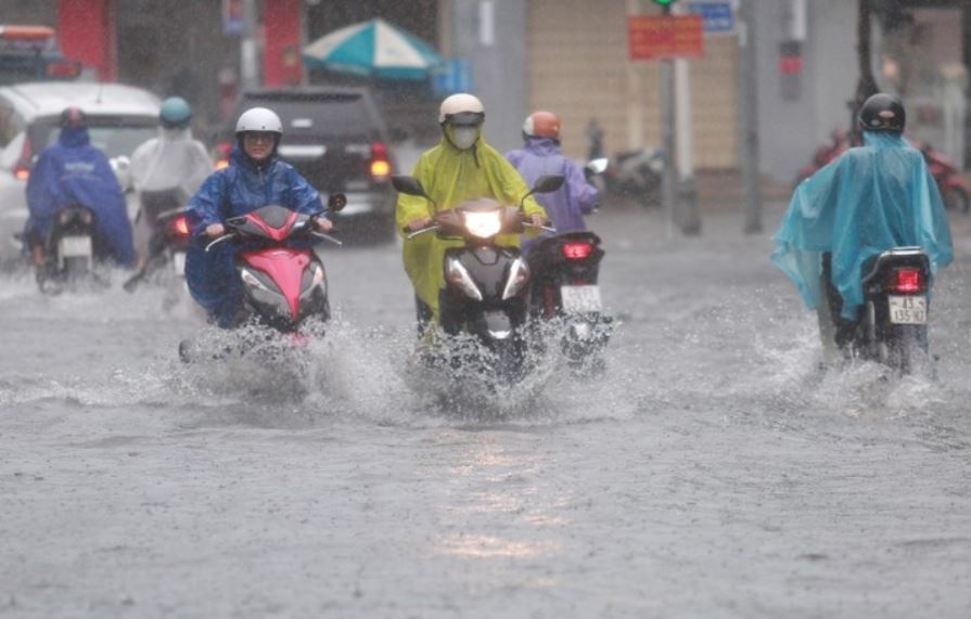 Mien Trung dinh diem mua lon, canh bao lu len hinh anh
