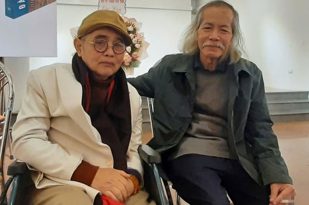 Hoa si Dao Minh Tri 74 tuoi ngoi xe lan ra mat sach hinh anh