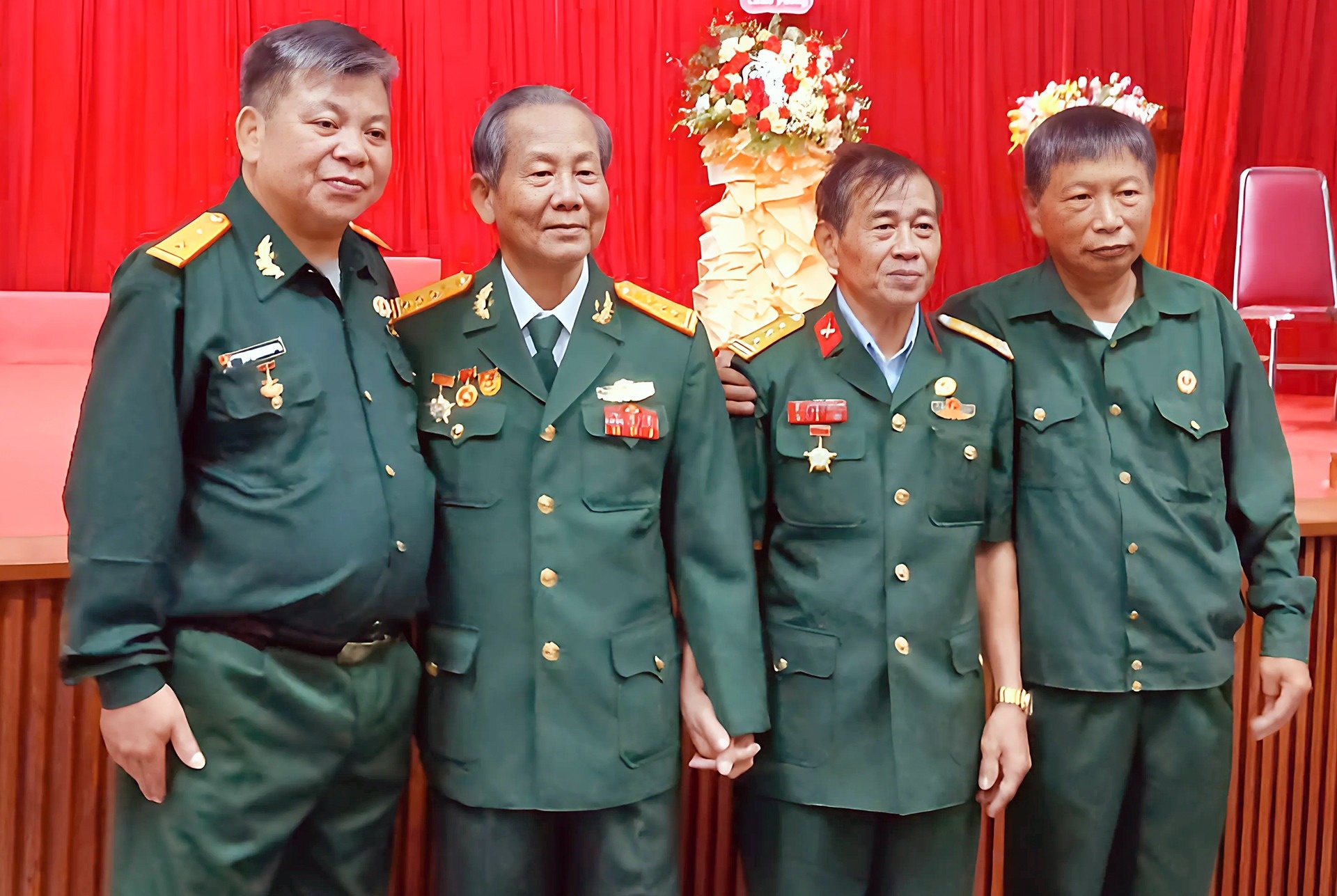 Dai ta, nha van tuoi 80 va cuoc hanh trinh xuyen Viet tham dong doi hinh anh