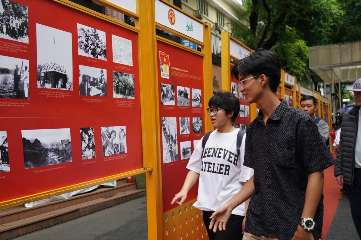 Tuan le sach ky niem 80 nam thanh lap Quan doi Nhan dan Viet Nam hinh anh