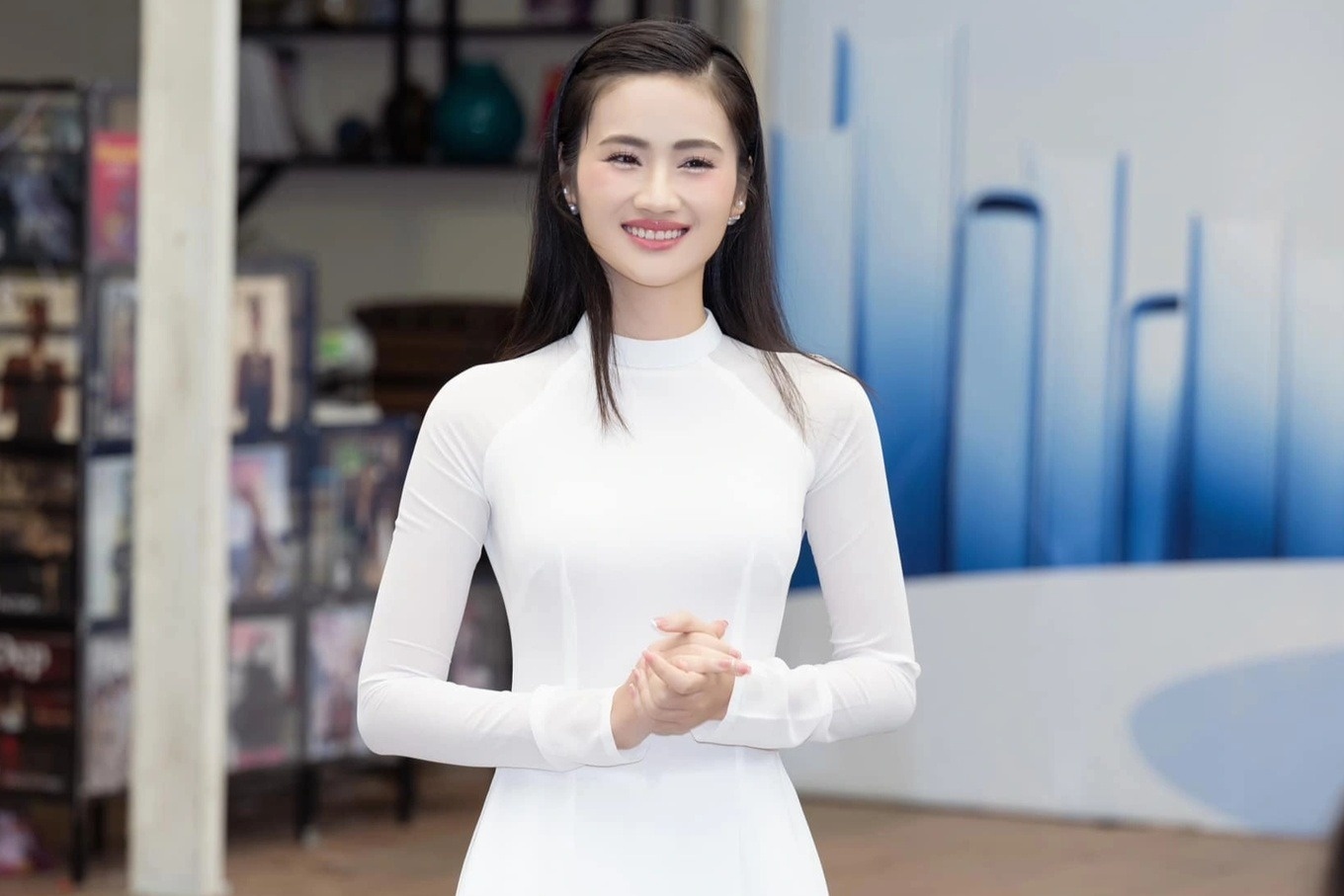 Hoa hau Y Nhi trao tang 3 tu sach hinh anh