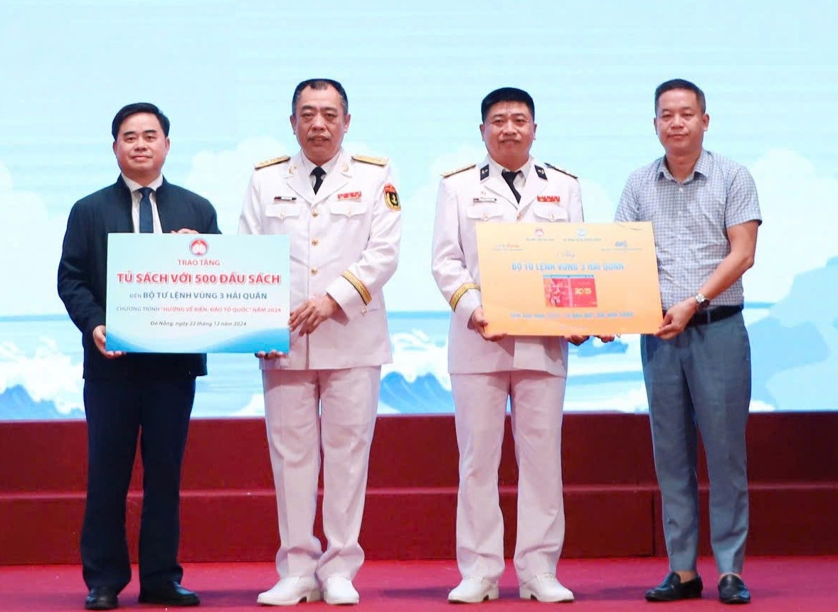 Hoi Xuat ban tang sach ve chu quyen bien dao cho chien si hai quan hinh anh