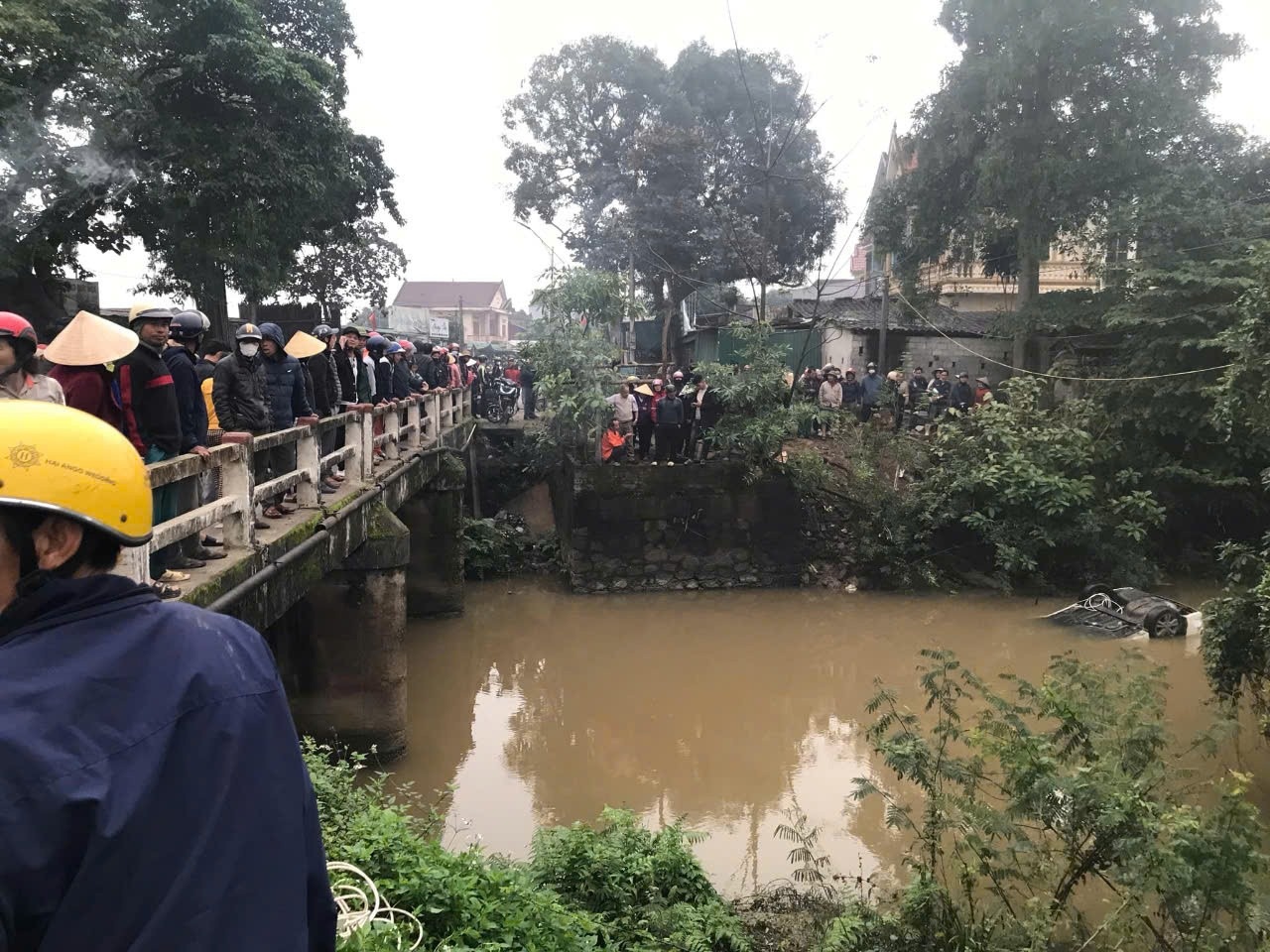 Oto roi xuong song, it nhat 1 nguoi tu vong hinh anh