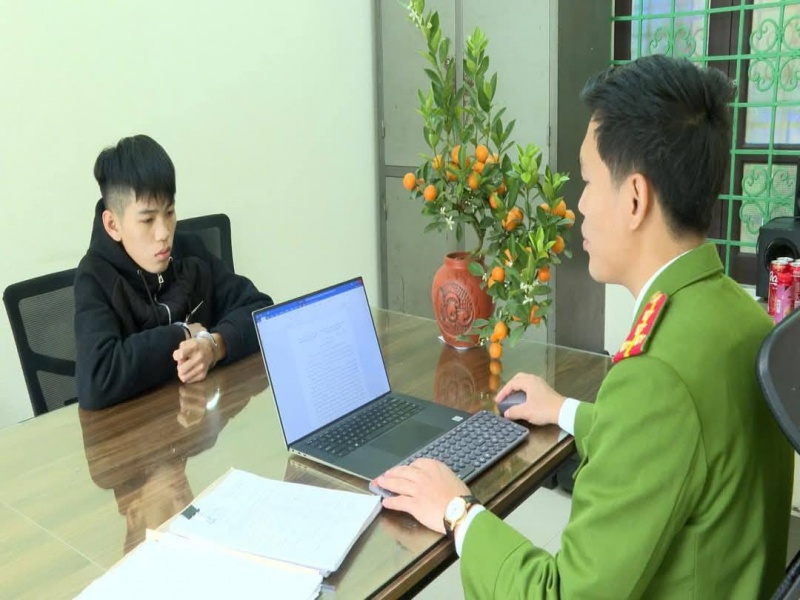 Sau 6 tieng, cong an bat 2 doi tuong cuop giat tai san ngay mung 2 Tet hinh anh
