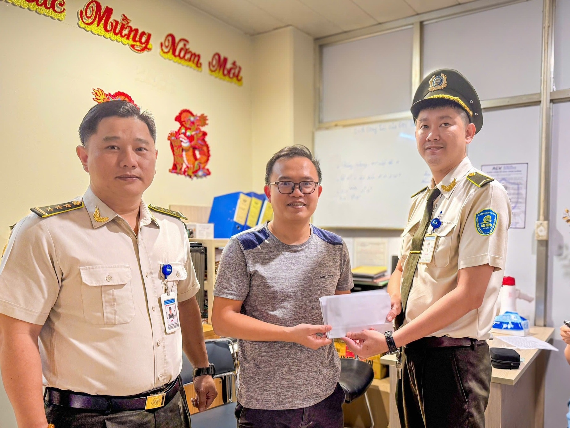 Hanh khach ngo ngang khi an ninh san bay goi tra tui chua 235 trieu hinh anh