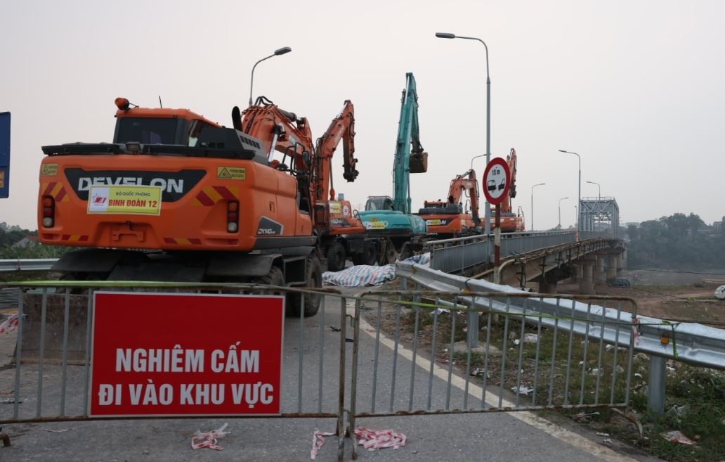 Tap ket may moc co lon, chuan bi thao do cau Phong Chau hinh anh