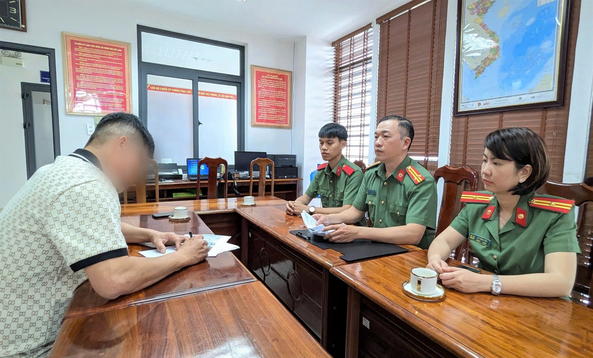 Bi phat 7,5 trieu vi livestream bia chuyen VDV dua thuyen chet duoi hinh anh