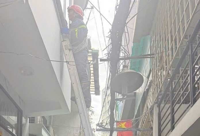 60 phut khuyen giai co gai 22 tuoi bo y dinh nhay lau o TP.HCM hinh anh